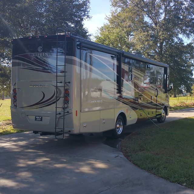 Little Piggy II getting filed up with fresh Louisiana well water and embarking on a trip to see some high school football tonight!
#rvrental #rv #shreveportrental #shreveport #deridder #leesville #fortpolk #lakecharles