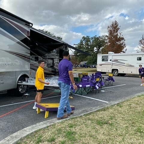 Little Piggy II spending some time at LSU Death Valley this weekend. Where do you like to tailgate?
#LSU #tailgating #football #shreveportrental #deridder #leesville #fortpolk #lakecharles #rvshare #outdoorsy #rvrental