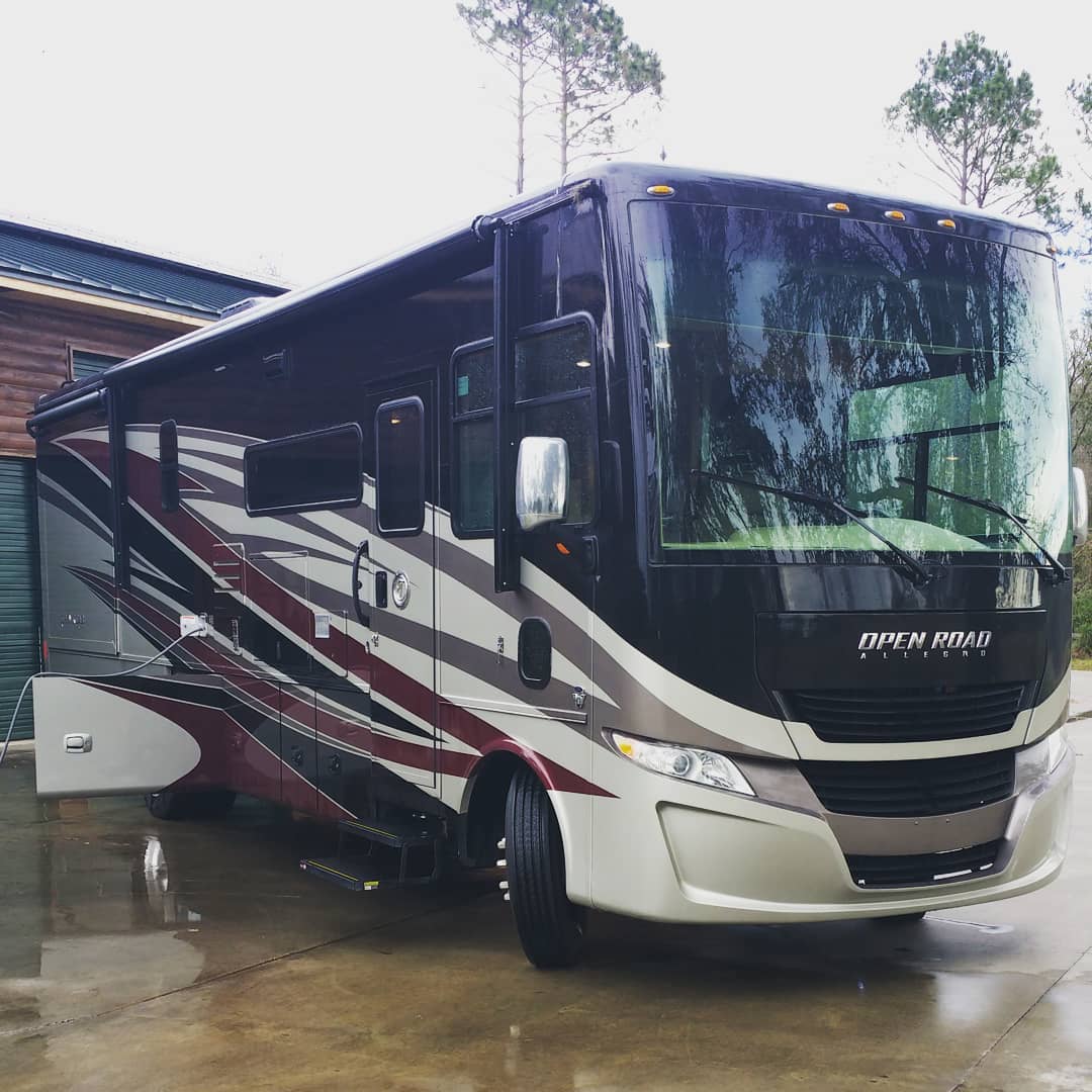Splish splash Little Piggy II was taking a bath to head to the Arlington Texas rodeo!
ShreveportRVRental.com
#rvrental #deridder #leesville #fortpolk #lakecharles #outdoorsy #outdoorsysucks #rvshare #bookdirect
