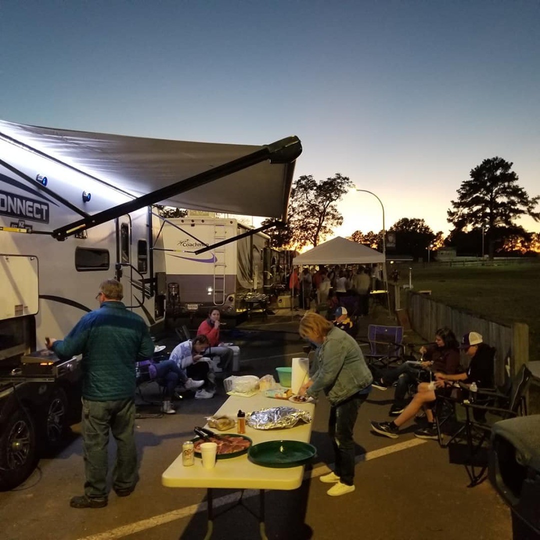 Tailgating at the NSU vs McNeese football game at NSU stadium. The outdoor grill on our 34ft bumper pull camper was the bomb!
#shreveportrvrental #deridderrvrental #rvrental #deridder #leesville #fortpolk